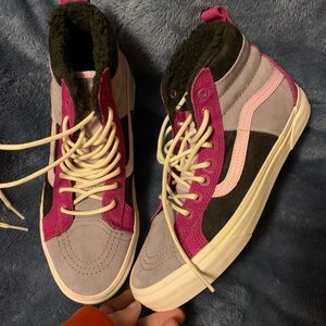 Women fur lined high top converses 9.5 in women’s 8.0 in men’s, brand new